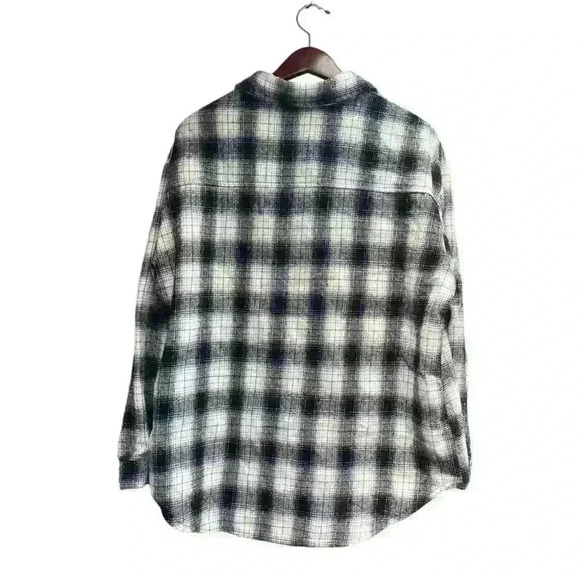 Pink Lily Steps Away Plaid Flannel Size Large - Picture 7 of 7